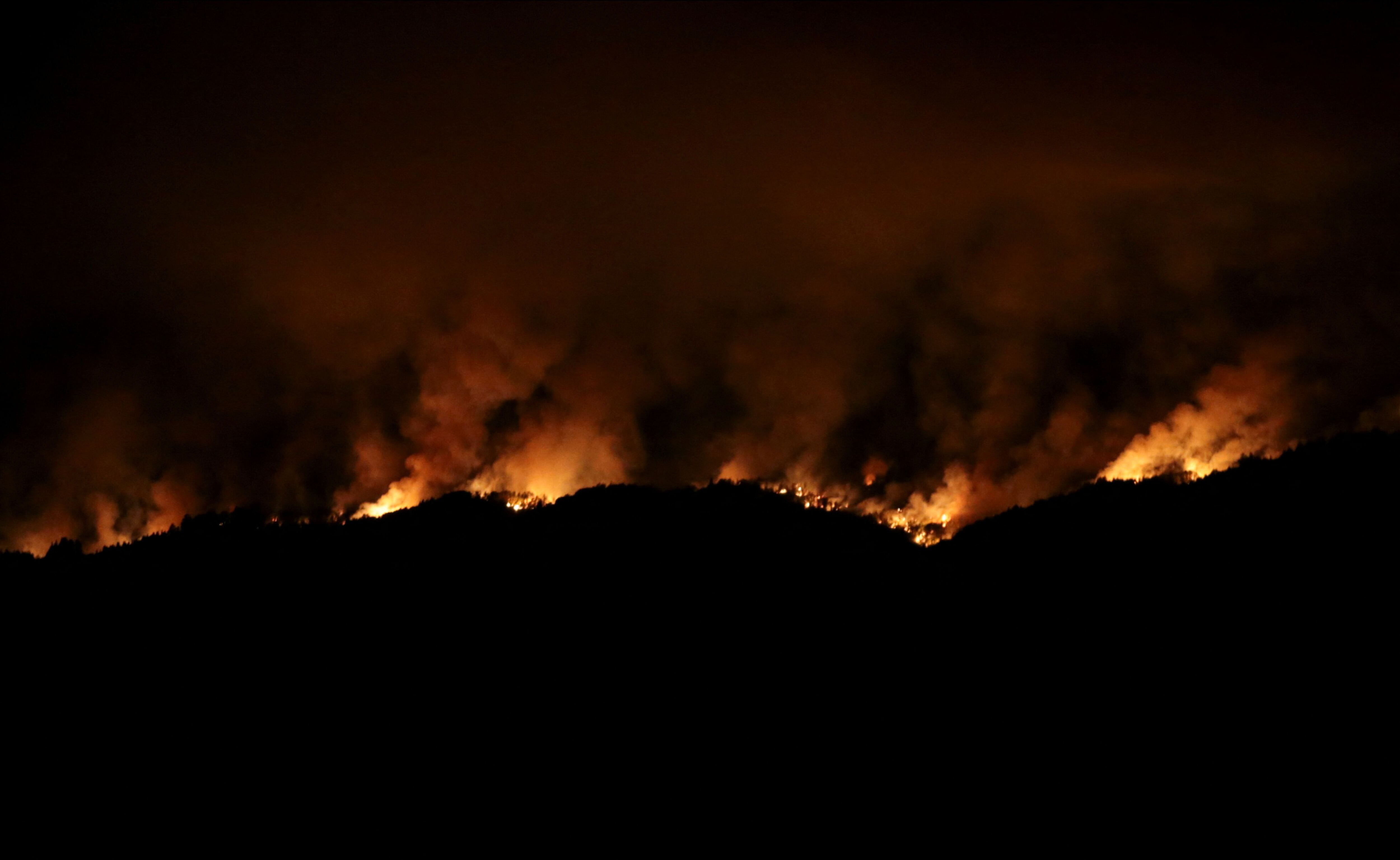 El Parque Nacional Los Alerces arde desde el jueves pasado. (REUTERS/Martin Levicoy)