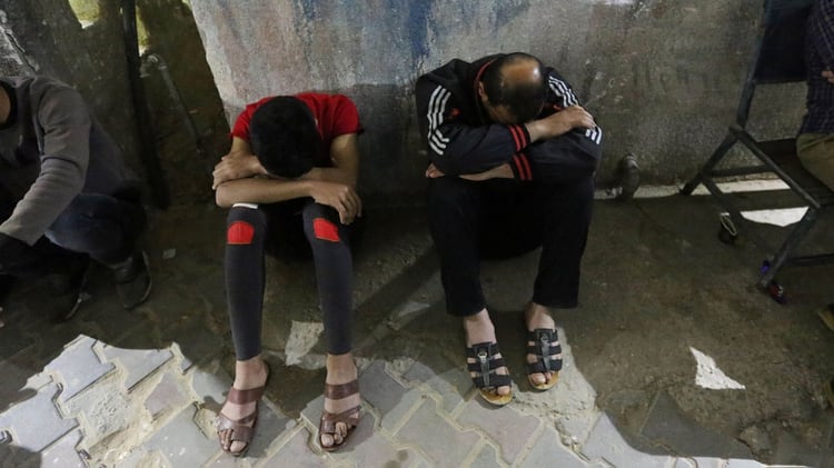 Dos personas asustadas por los hechos REUTERS/Ibraheem Abu Mustafa