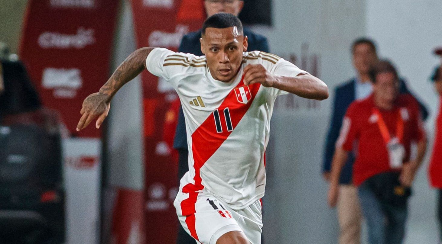 Bryan Reyna jugó su primer partido con Perú en la era Fossati ante República Dominicana. - créditos: Getty Images