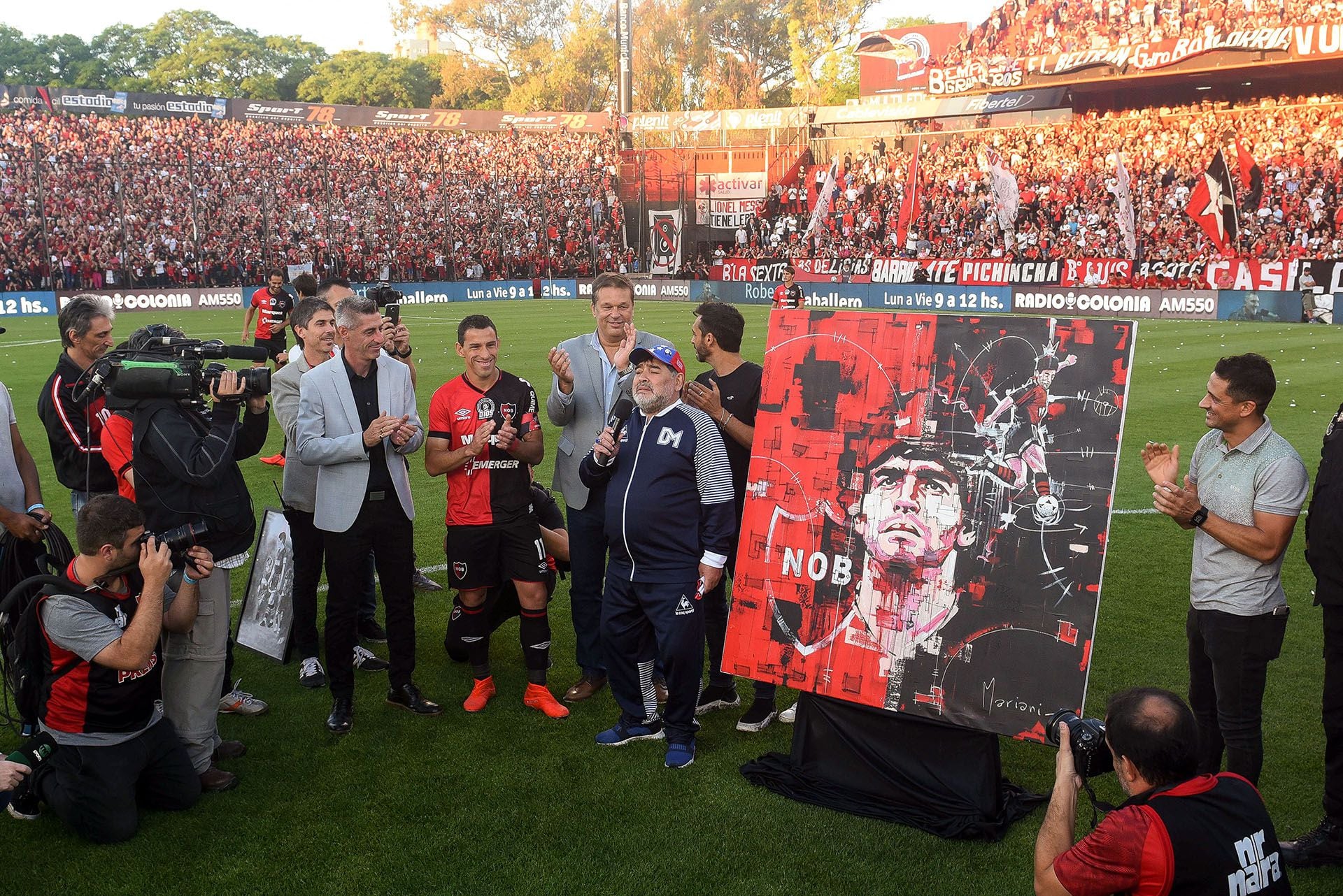 Telam, Rosario, 29 de octubre de 2019: Los dirigentes de Newell`s le obsequiaron esta mañana al director técnico de Gimnasia y Esgrima La Plata, Diego Maradona, un cuadro con una foto de su paso por el club, hace 26 años, y una camiseta rosada de la campaña contra el cáncer de mama con el número 10 y el sobrenombre de su madre, "Tota", en la espalda. Foto: Sebastián Granata