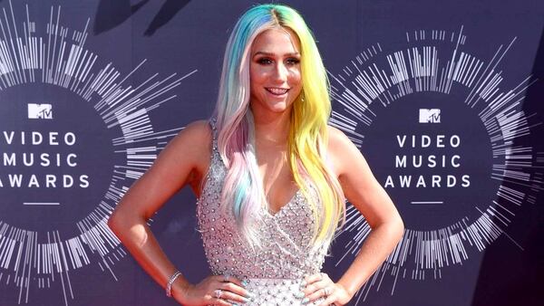 Kesha retiró la demanda por abuso sexual contra Dr. Luke (AP)