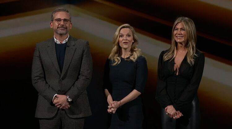 Steve Carell, Reese Witherspoon y Jennifer Aniston en el escenario durante el anuncio del programa “Morning Show”.