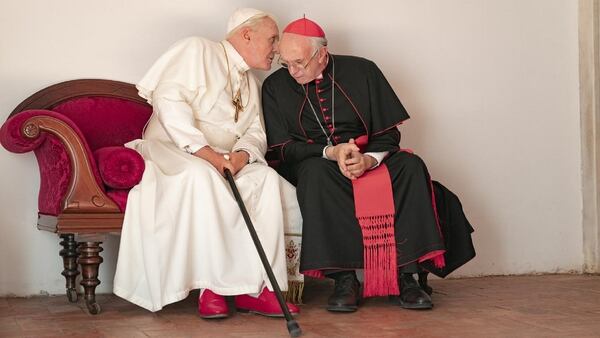 Anthony Hopkins y Jonathan Pryce caracterizados como el papa Benedicto XVI y el cardenal Bergoglio en The Two Popes (Foto: Netflix)