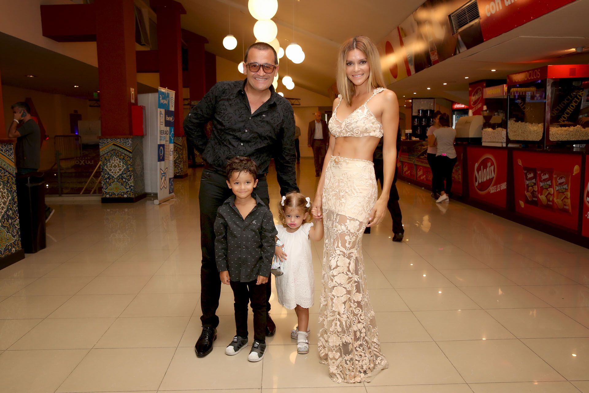 Álvaro Navia y Vanina Escudero con sus hijos, Benicio y Joaquina (Mario Sar)
