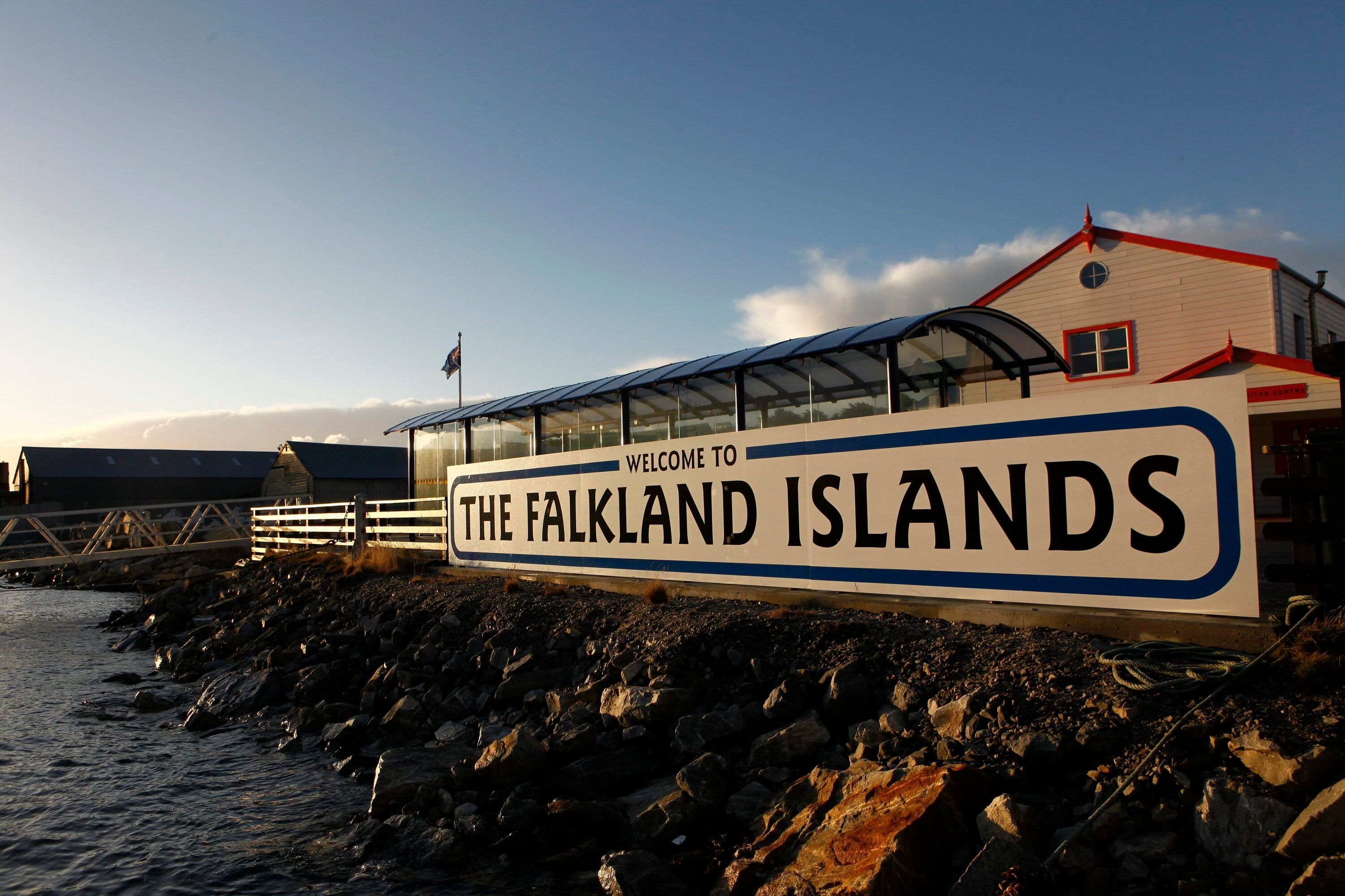 Fotografía de archivo del cartel de bienvenida a las Islas Malvinas (EFE/Felipe Trueba/Archivo)
