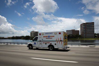 FOTO DE ARCHIVO: Una ambulancia en una autovía de Miami, Florida, el 18 de junio de 2020. REUTERS/Marco Bello