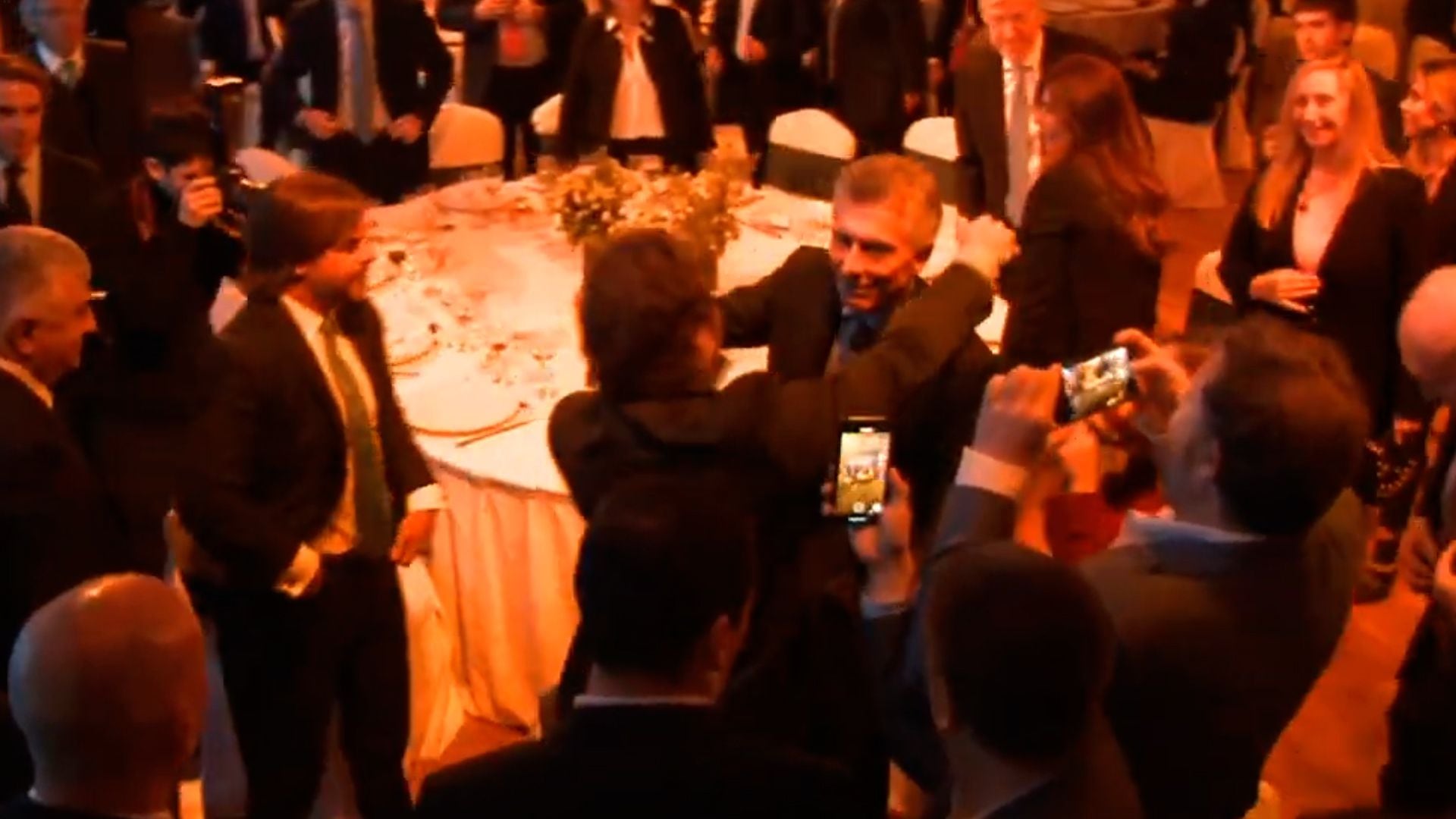 abrazo entre Javier Milei y Mauricio Macri en la cena de la Fundación Libertad