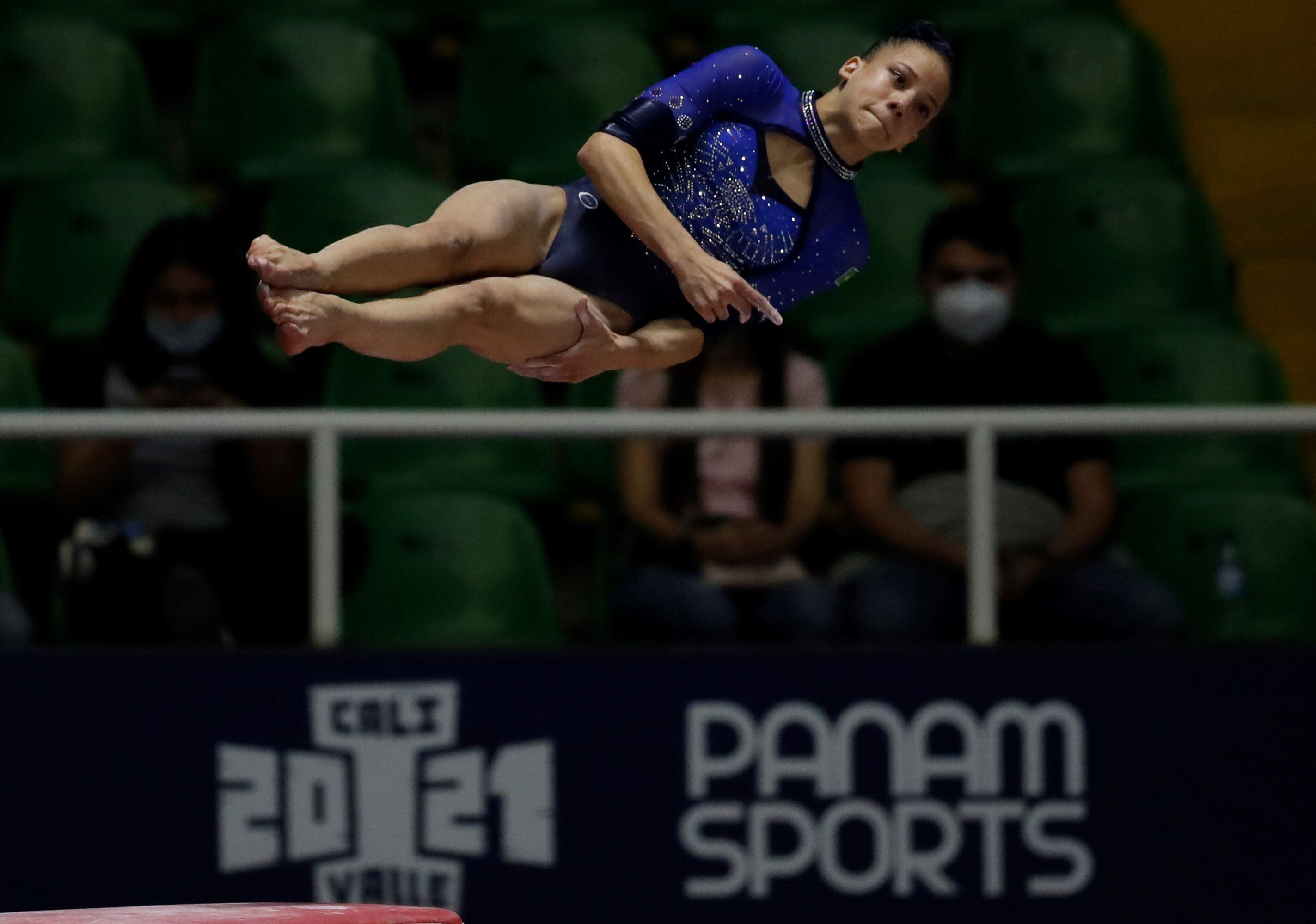 Gabriela Rodrigues de Brasil compite en la prueba clasificatoria femenina por equipos en Gimnasia, durante los Juegos Panamericanos Junior, hoy, en el coliseo El Pueblo en Cali (Colombia). EFE/ Ernesto Guzmán Jr.