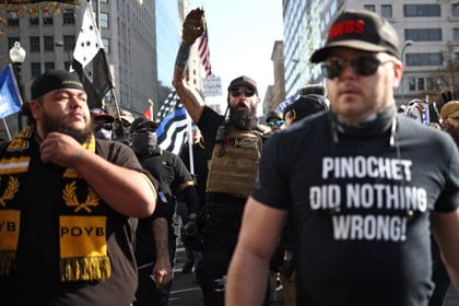 "Pinochet no hizo nada malo", se lee en la camiseta de uno de los manifestantes del grupo de extrema derecha Proud Boys que hoy también se movilizó por Trump en Washington 