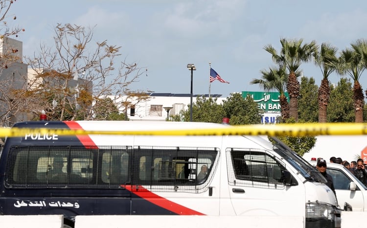 Camionetas de la policía impiden la llegada hacia la embajada de EEUU (REUTERS/Zoubeir Souissi)