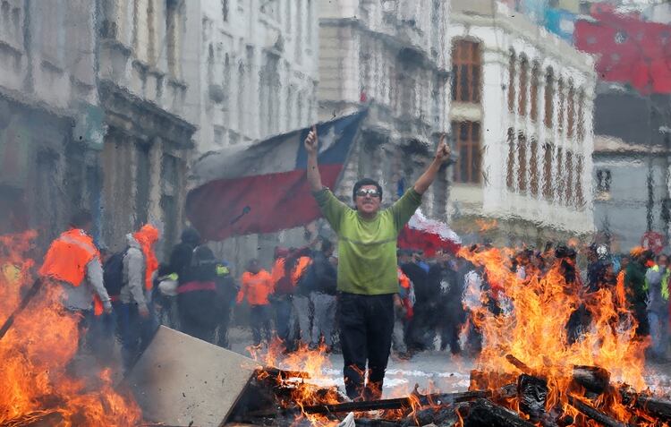 Un hombre reacciona mientras se encuentra entre una barricada en llamas durante una protesta contra el gobierno de Chile en Valparaíso, Chile, 12 de noviembre de 2019. (REUTERS / Rodrigo Garrido)