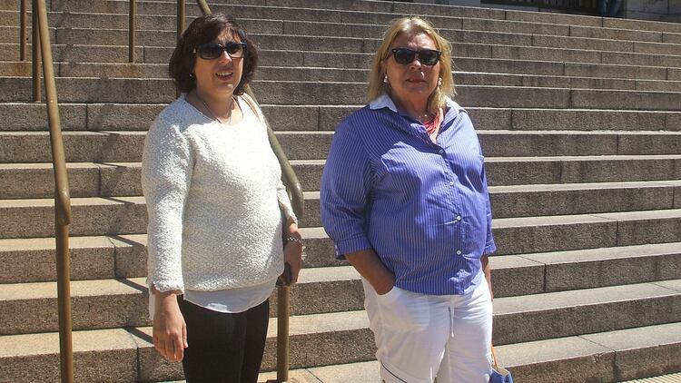 Paula Oliveto, a la izquierda de Carrió, en los tribunales de Comodoro Py. Es la otra diputada acusada por Valdés