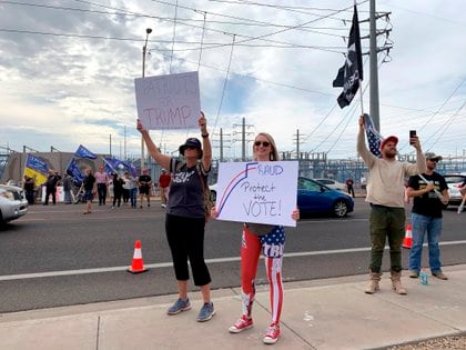 Los partidarios del presidente Trump sostienen pancartas y banderas durante una protesta el 6 de noviembre de 2020 en Phoenix, Arizona.  EFE / Selex Segura