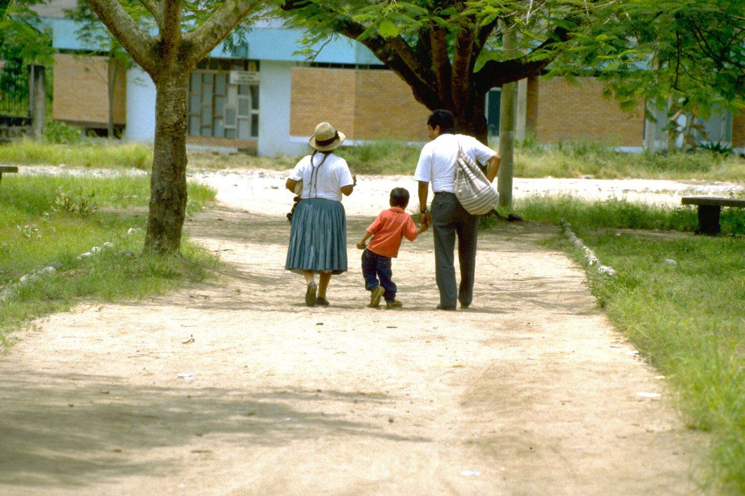 En agosto de 1991, Luis Fermín Tenorio Cortez, un niño nacido entre las montañas del Departamento de Junín, en Perú, fue la última víctima del poliovirus salvaje en la región de las Américas. Fermin no estaba vacunado, por lo que el virus entró en su organismo generándole una parálisis irreversible en sus piernas.OPS