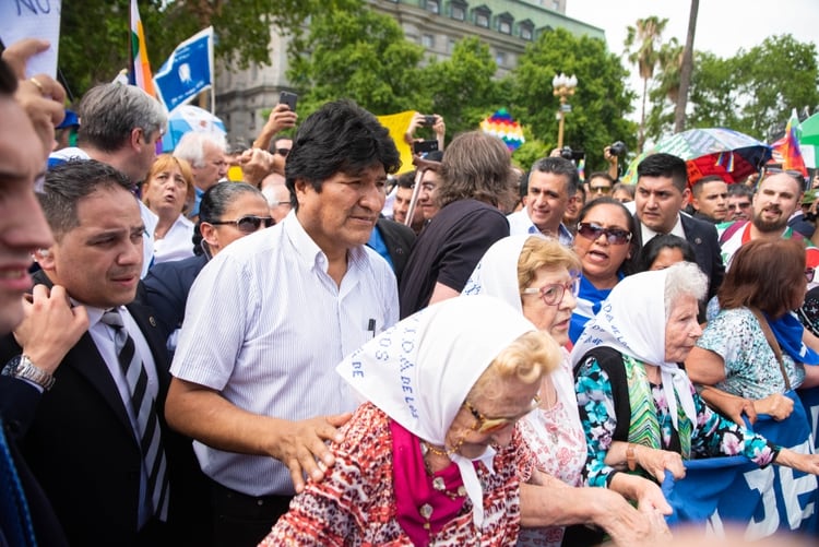 Muchas personas se acercaron a ver al ex mandatario boliviano
