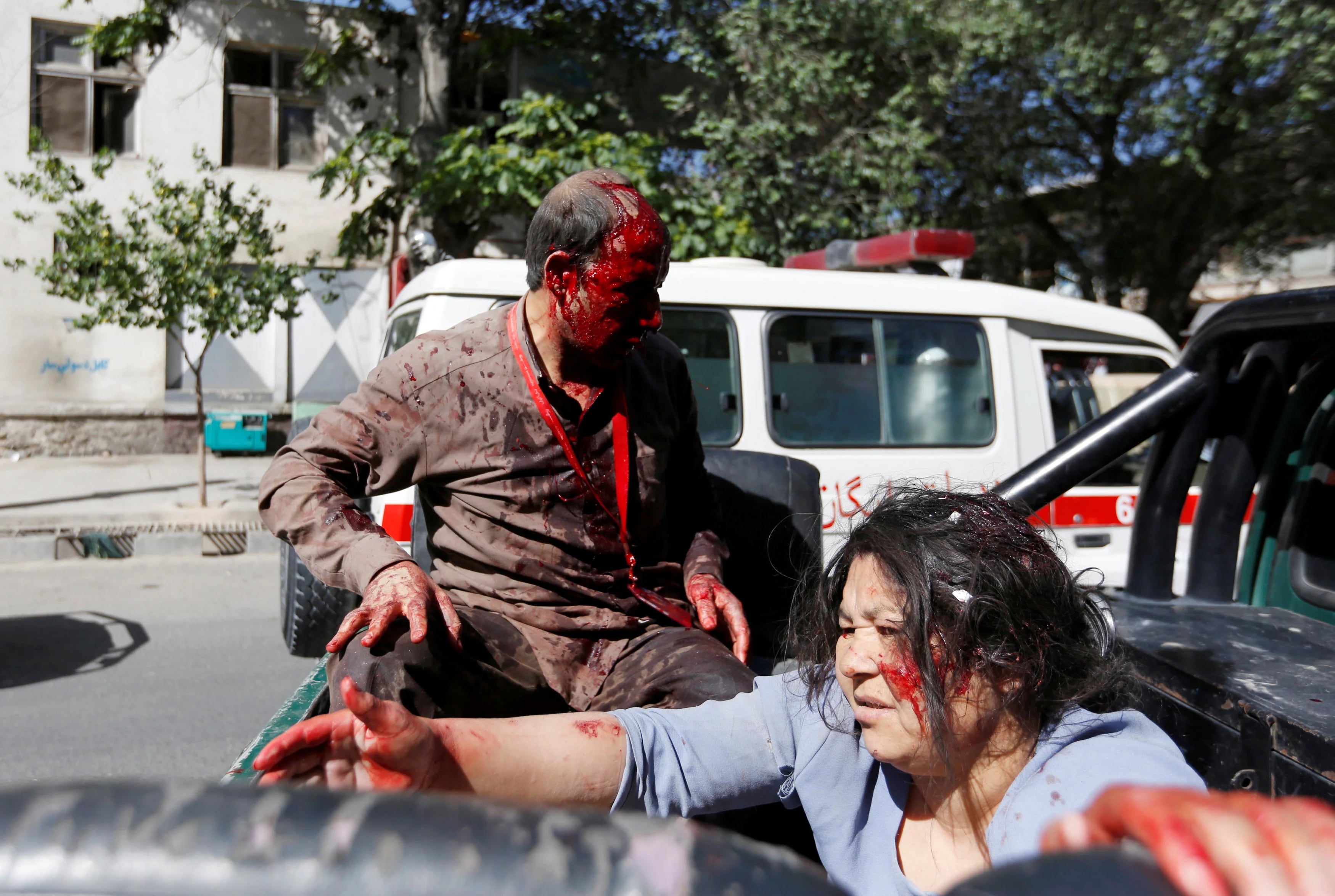 Una mujer herida llegando al hospital (Reuters)