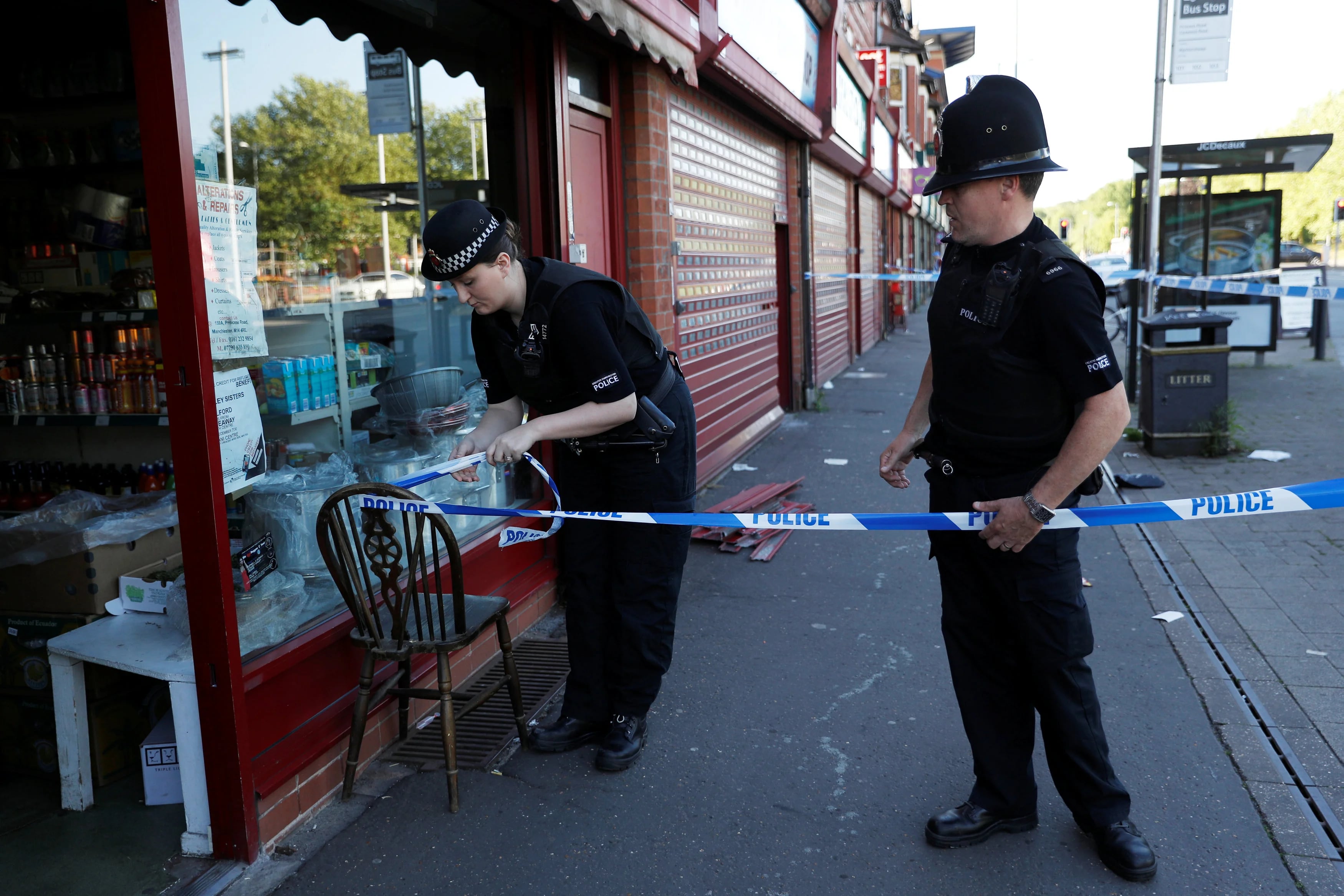 La policía de Manchester frente a una tienda allanada este viernes (AFP)
