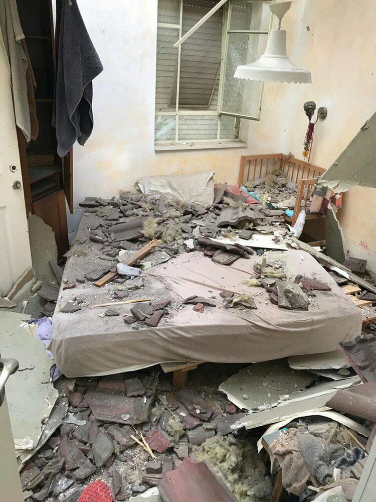 El interior de la casa destrozada por Hamas en la comunidad de Mishmeret, al norte de la ciudad de Kfar Saba