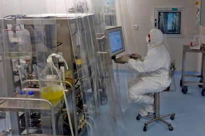 Un operario en un laboratorio en La Habana trabaja en la elaboración de los candidatos vacunales cubanos el 15 de febrero de 2021 (EFE/Ernesto Mastrascusa)