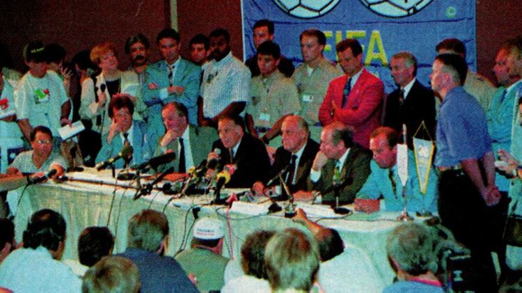 Conferencia de prensa del Comité Organizador del Mundial explicando la decisión de la exclusión de Maradona