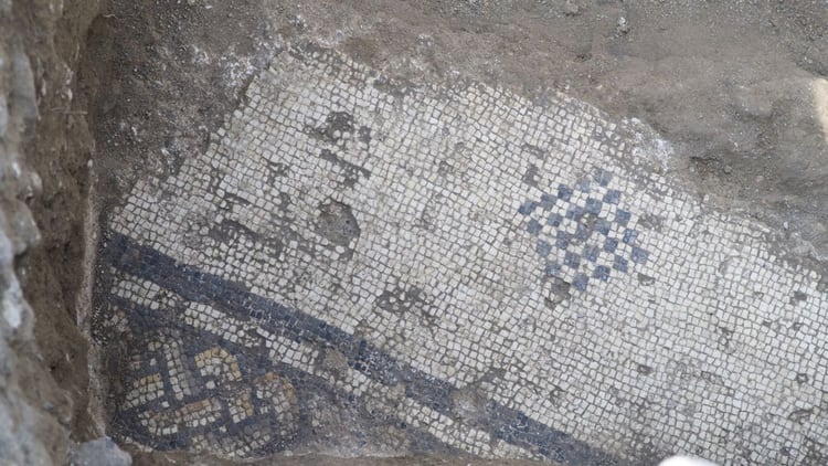 Los pisos de mosaicos de lo que habría sido la Iglesia de los Apóstoles