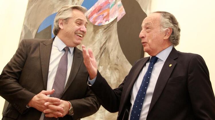 Alberto Fernández y Miguel Acevedo, ayer, en la UIA