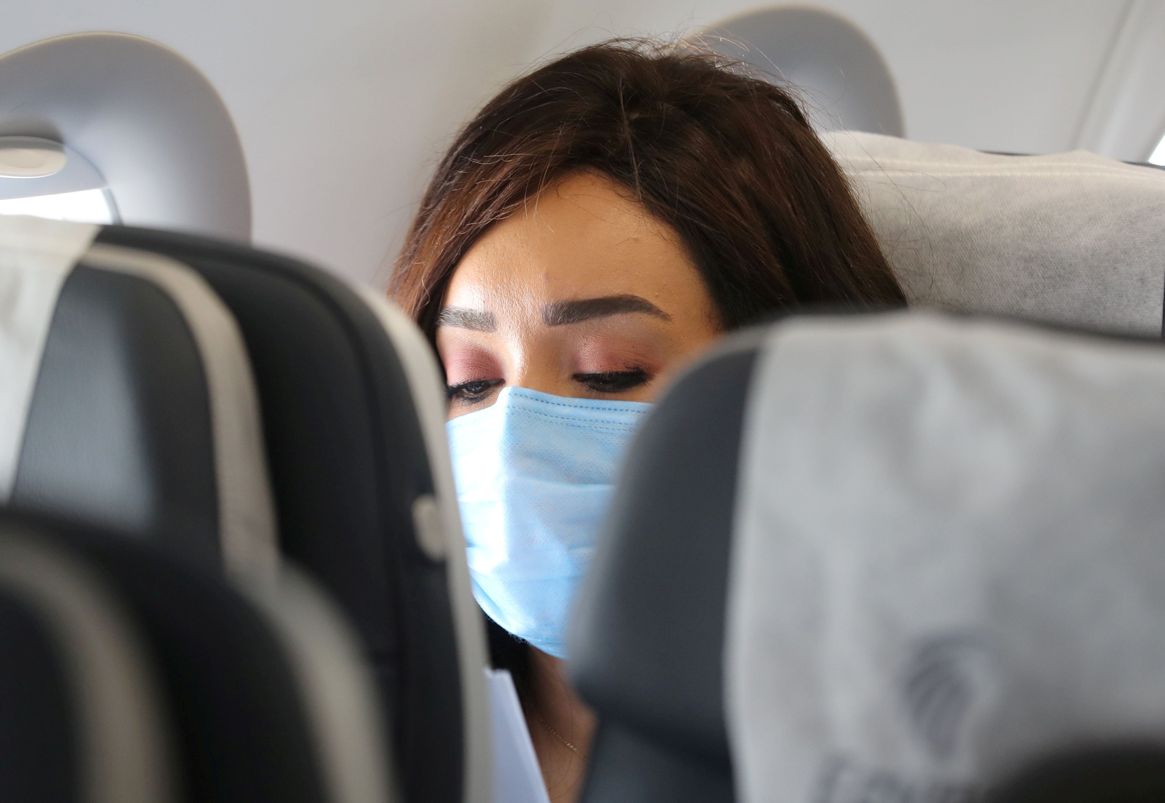 Llevar una mascarilla en el equipaje de mano puede ser de ayuda si en los asientos cercanos hay alguna persona con síntomas respiratorios (Reuters)