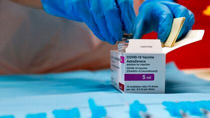 Un profesional de la salud prepara una dosis de la vacuna de AstraZeneca contra la covid-19. EFE/Manuel Bruque
