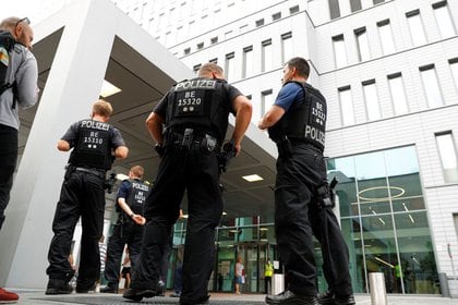 Policías vigilando la entrada del complejo hospitalario Charité Mitte de Berlín, Alemania, donde está ingresado el opositor ruso (Reuters)