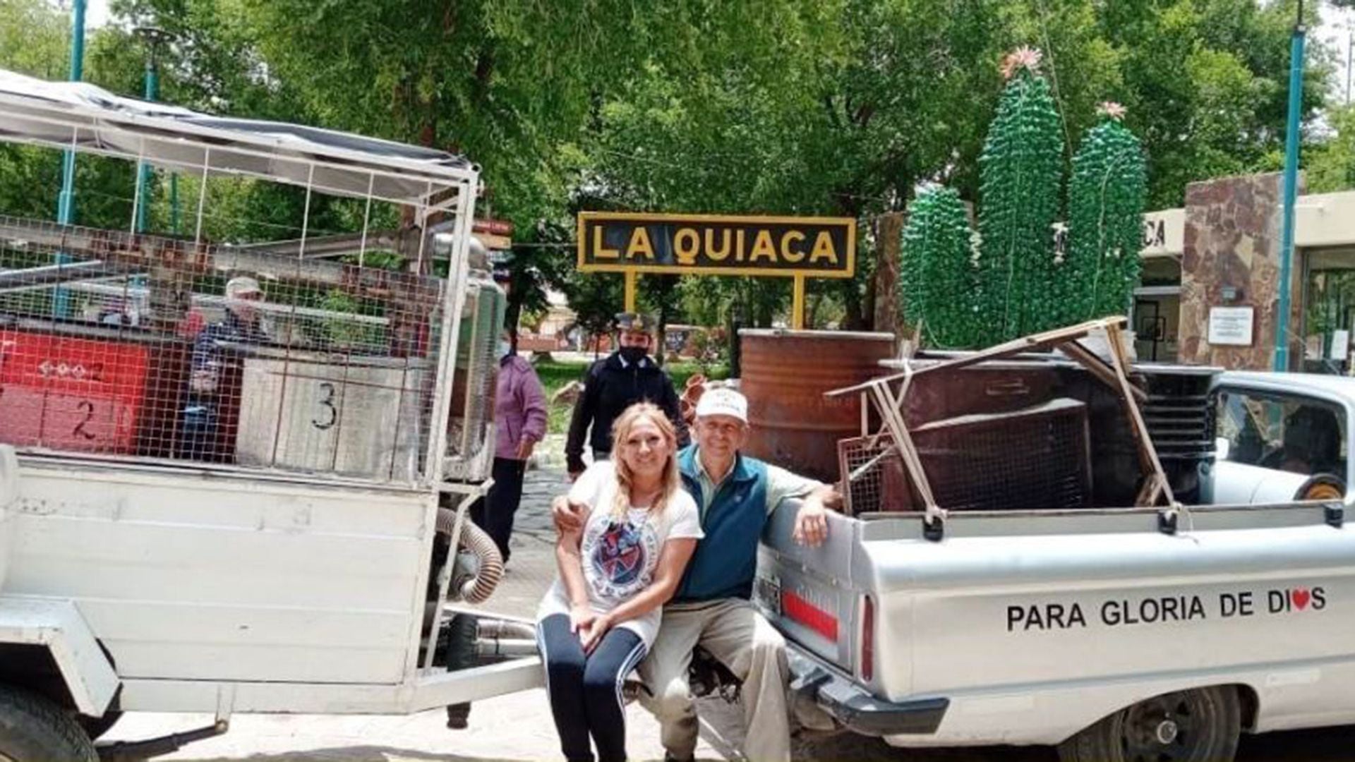 En La Quiaca, con Fabiola y su camioneta con el trailer con los tres tanques que ideó para poder cubrir grandes distancias con "gasura"