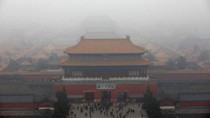 El "esmog" o niebla mezclada con humo y partículas en suspensión cae sobre la Ciudad Prohibida de Pekín, China (EFE)
