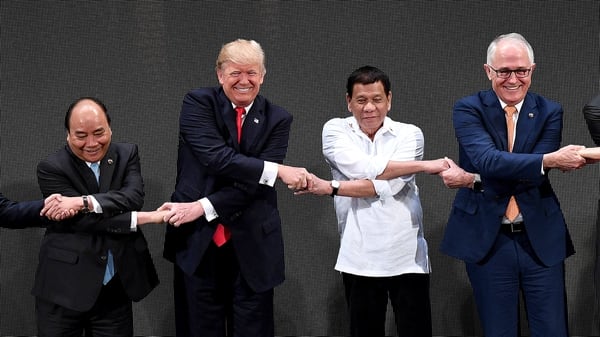 El tradicional apretón de manos de la cumbre ASEAN complicó un poco a Donald Trump, rodeado del primer ministro de Vietnam Nguyen Xuan Phuc, , el presidente filipino Rodrigo Duterte, y el premier australiano Malcolm Turnbull (REUTERS/Noel Celis/Pool)