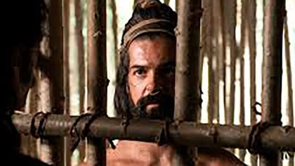 El actor Miguel Ángel Muñoz interpreta al marino español Gonzalo Guerrero. Aquí, encerrado en una jaula de madera, prisionero de los mayas