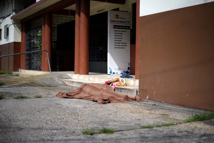 Un cuerpo cubierto por una sábana se encuentra fuera de un centro de salud del Ministerio de Salud Pública de Ecuador en medio de la propagación de la enfermedad coronavirus (COVID-19), en Guayaquil, Ecuador 4 de abril de 2020.