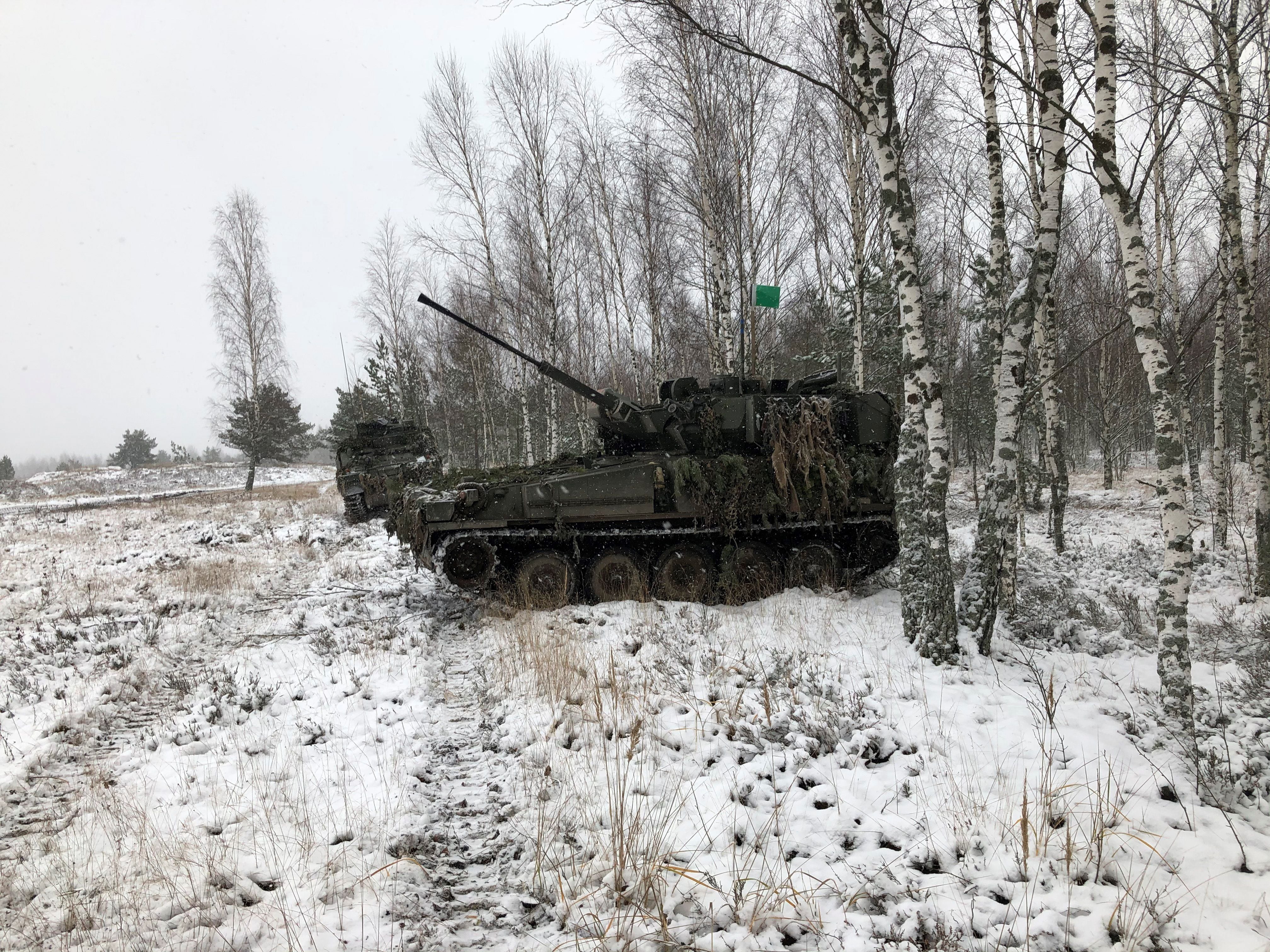 Un tanque participaba el pasado lunes en un ejercicio militar de la OTAN en Letonia, donde la Alianza tiene desplegado un batallón desde 2017 como instrumento de disuasión frente a Rusia. EFE/ Julio Gálvez