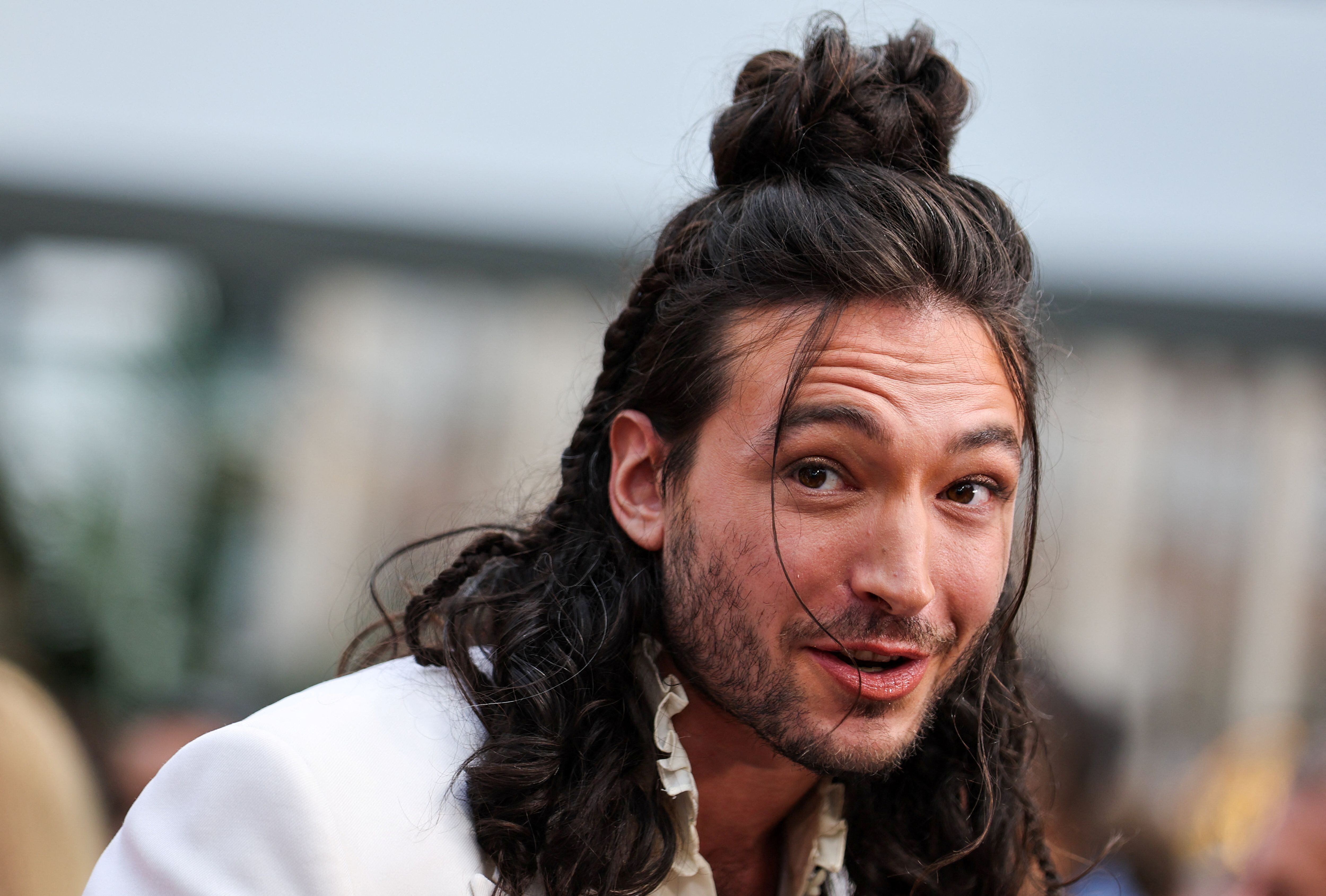Ezra Miller en la premiere de "The Flash" en Los Ángeles. (REUTERS/Mike Blake)