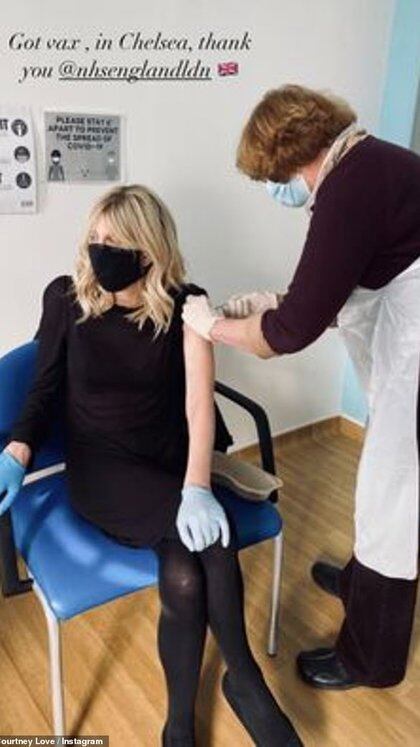 Courtney Love recibiendo la vacuna contra el Covid-19