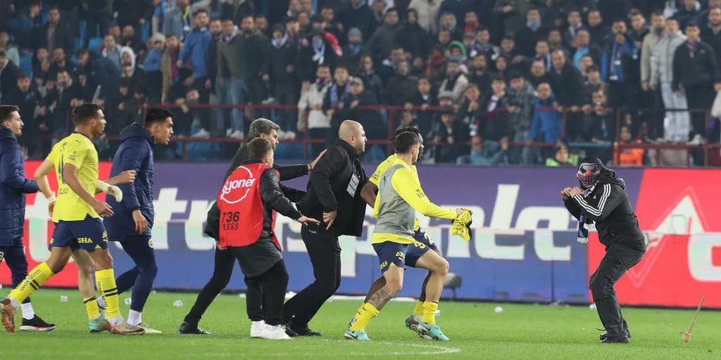 Las impactantes imágenes de la batalla campal entre los jugadores del Fenerbahce y fanáticos del Trabzonspor en Turquía