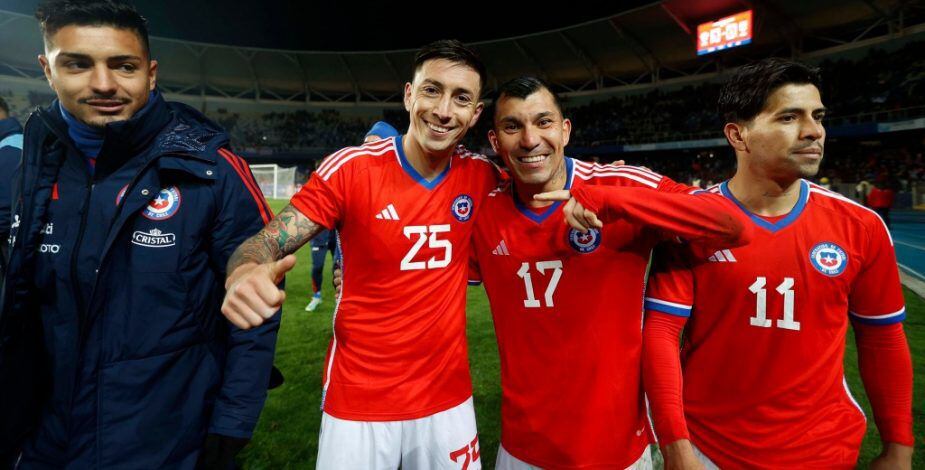 Rodrigo Echeverría celebrando con Gary Medel su gol ante Cuba en amistoso.