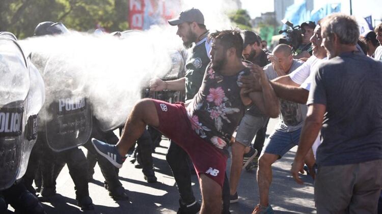 Los manifestantes se enfrentaron con la policía de la Ciudad de Buenos Aires