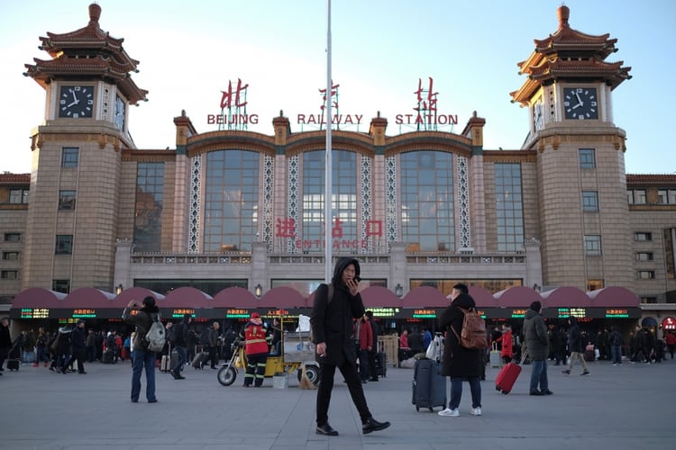 La gente camina fuera de la estación de tren de Beijing durante la temporada anual de viajes del Festival de Primavera antes del Año Nuevo Lunar chino, en Beijing, China, el 20 de enero de 2020. (REUTERS / Carlos Garcia Rawlins)