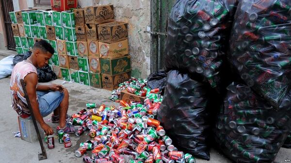 Un hombre selecciona latas vacías en un mercado de La Habana (Foto: Martí Noticias)