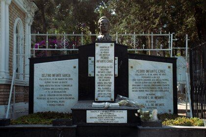 Así luce en la actualidad el nicho donde descansan los restos de Pedro Infante, en el panteón Jardín de la Ciudad de México (Foto: Mau HL / Infobae)