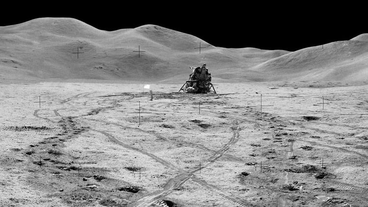 Imagen de las Estación 8 y Mons Hadley durante su tercera caminata lunar – Apollo 15