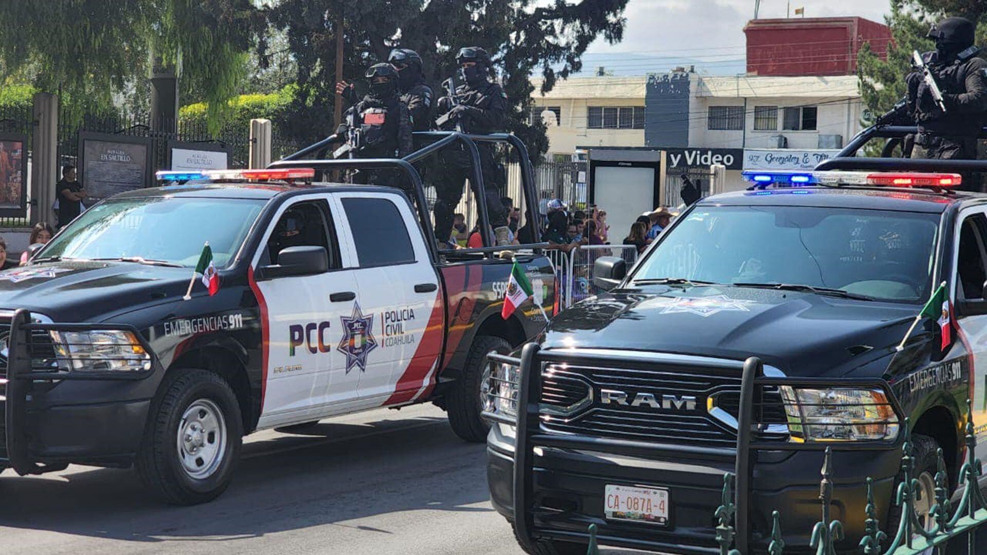 Los elementos de seguridad se encuentran realizando revisiones de vehículos y camiones de pasajeros con el objetivo de detectar a las tres mujeres. Foto: Facebook/Policía del Estado de Coahuila