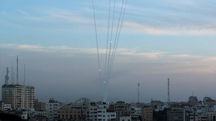 Más de 600 cohetes fueron lanzados desde Gaza hacia Israel (REUTERS/Suhaib Salem)