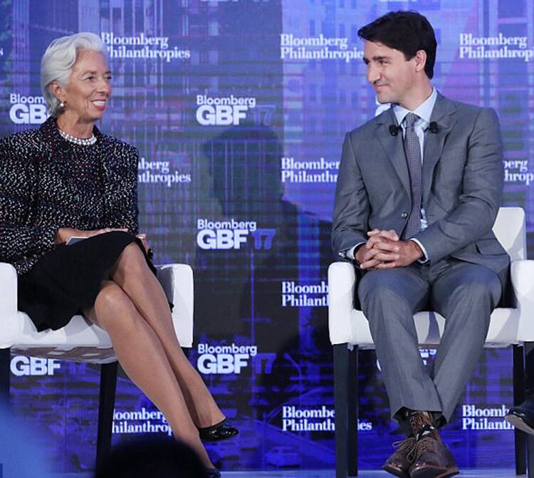 Justin Trudeau con traje formal y medias de Chewbacca en una reuniÃ³n con Christine Lagarde en Davos