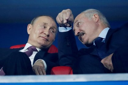 Putin y Lukashenko conversan durante la clausura de los Juegos Europeos de 2019 en el estadio Dynamo de Minsk.