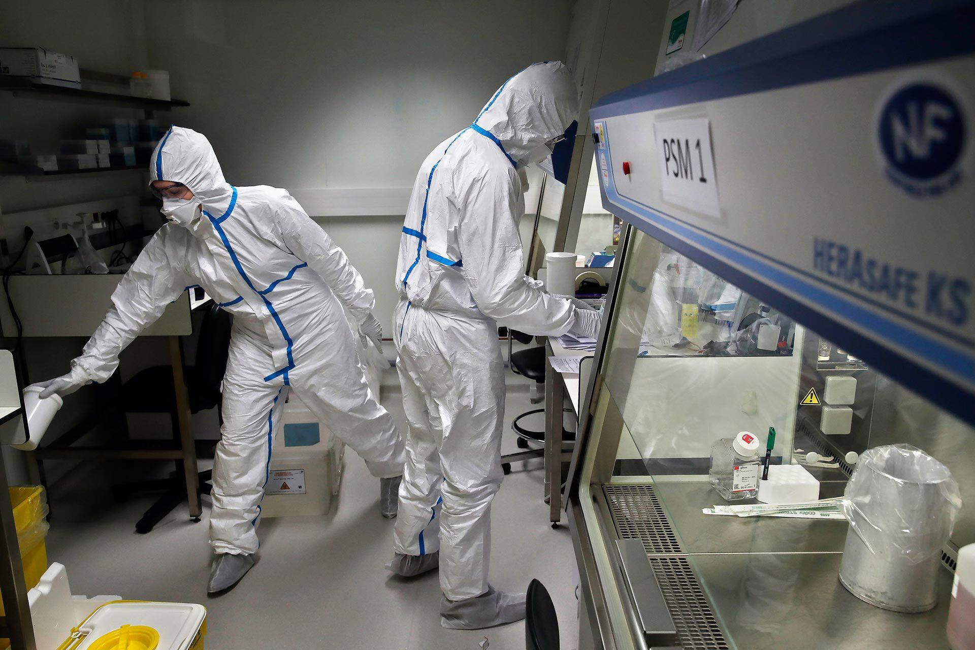 Investigadores trabajan sobre el coronavirus en un laboratorio (AP)