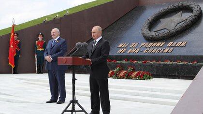Vladimir Putin y Lukashenko inauguran un monumento a los veteranos de la Segunda Guerra Mundial en Rzhev el 30 de junio de 2020. 